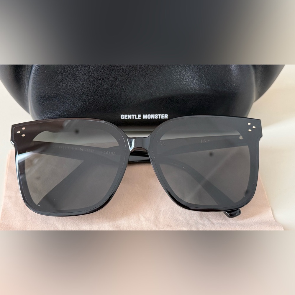 GENTLE MONSTER Black Square Sunglasses